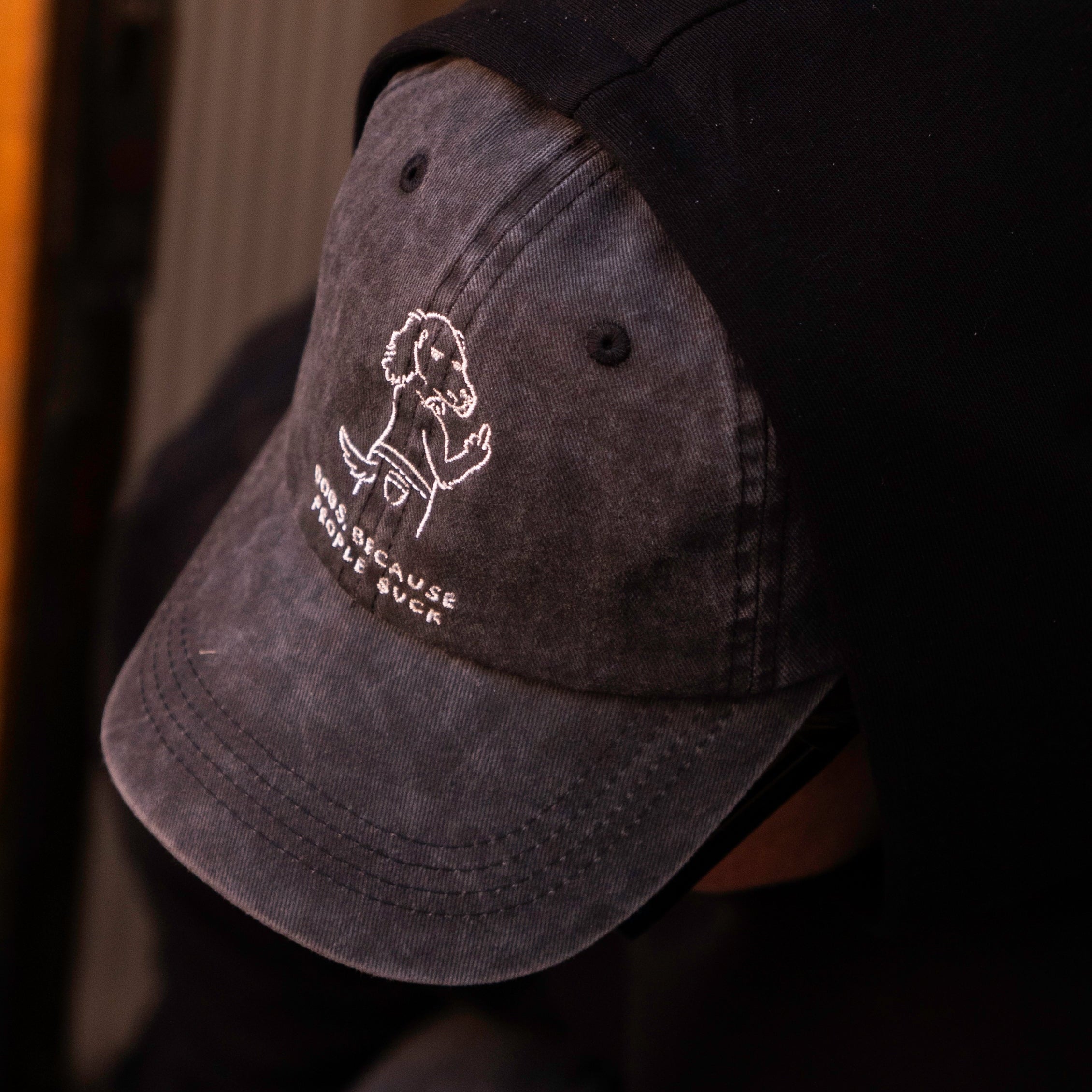 Musta denimlippis - Logo "Dogs. Because People Suck" 