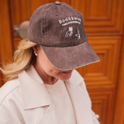 Ruskea denim-lippis - Logo "Dogs & Wine Make Everything Fine" 